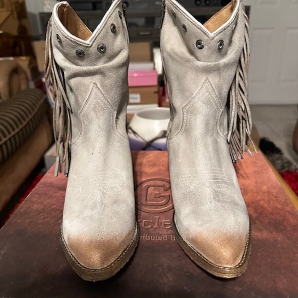 Stylish Fringe Ankle Boots in Gray and Tan - Picture 4 of 5